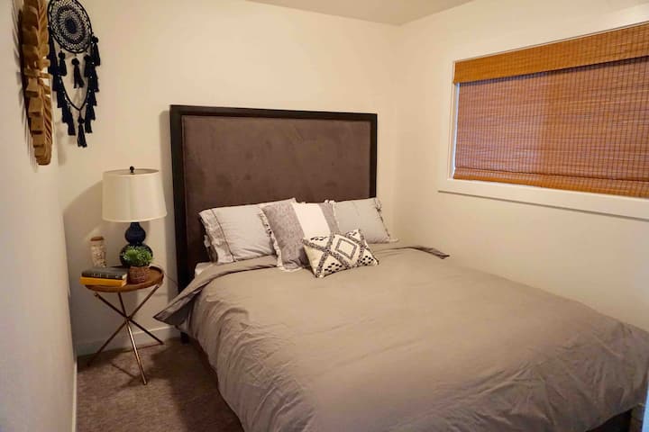 Dormitorio #3 con cama tamaño queen.