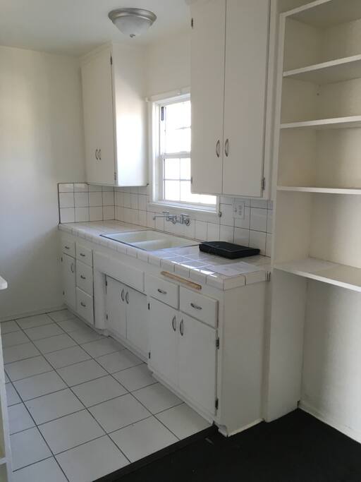 Kitchen (all appliances minus Dishwasher included)