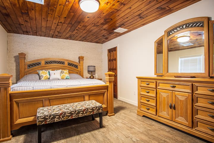 Glavna spavaća soba s bračnim krevetom.  6'x5' ugradbeni ormar ima mali programabilni sef za vašu udobnost. Ima puno prostora u ladicama.