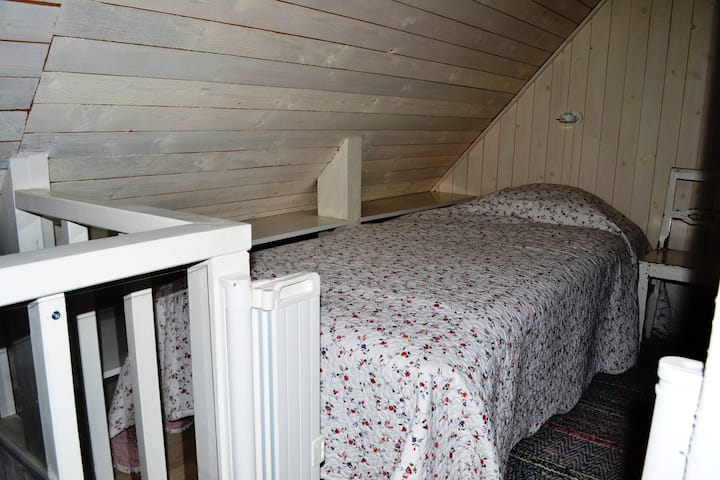 着陆区两张床的其中一张。