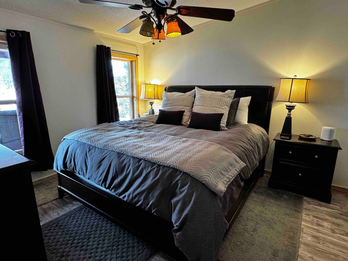 Spálňa č.1 Hlavná manželská posteľ s manželskou posteľou King a vlastnou kúpeľňou s toaletou