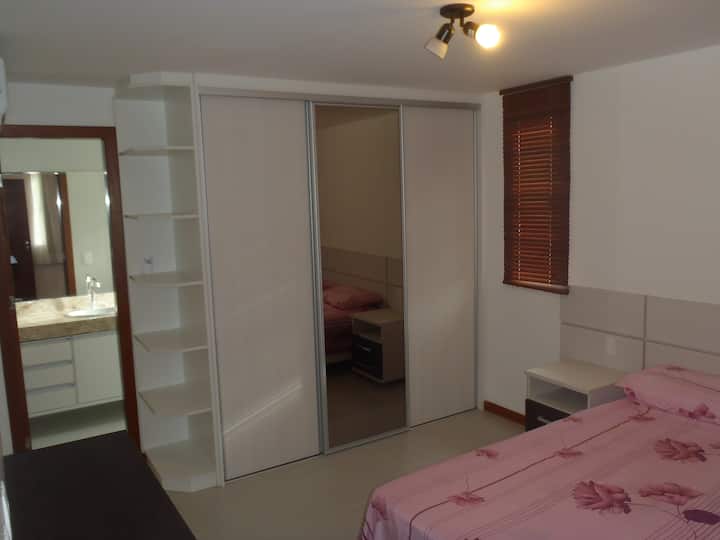 Suite 1 (étage supérieur), lit double et armoires