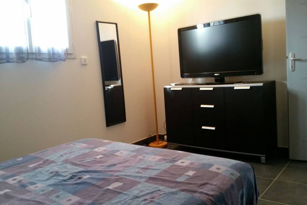 Chambre avec excellente literie, climatisation, grand placard et TV 107 cm