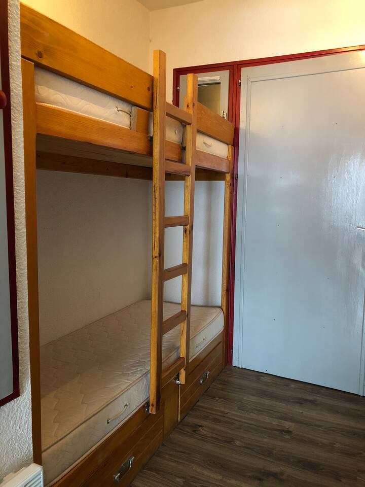 小木屋，在入口处，配有儿童双层床