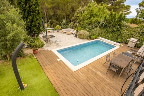 Cozy villa with pool