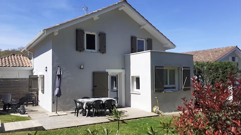 House with pool in a quiet area, 10 minutes from the ocean