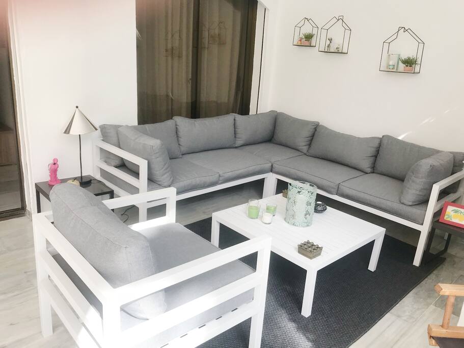 Outdoor living room/Salón terraza