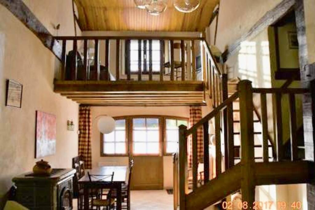 Mezzanine avec salon (et télévision)