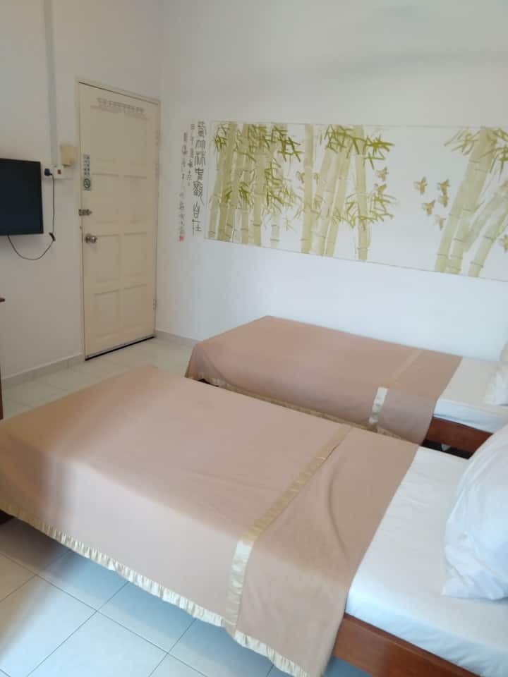 Chambre 2 - 2 lits simples attachés avec salle de bain partagée. 