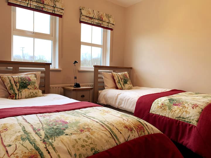 Dhoma e gjumit 1 - dy krevate tek - kati përdhes