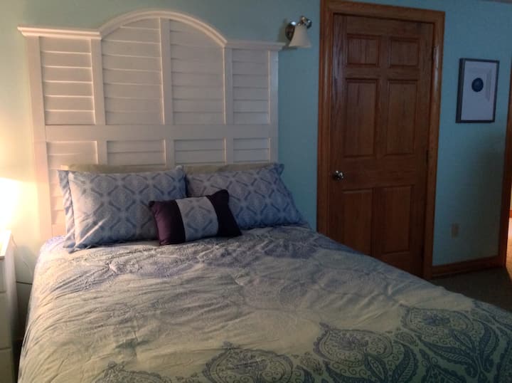 带衣橱的宽敞卧室