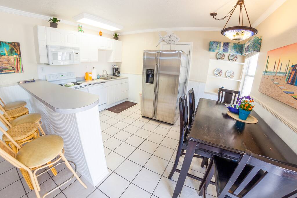 Fully equipped kitchen and dining room with plenty of room to enjoy breakfast, lunch and dinner.