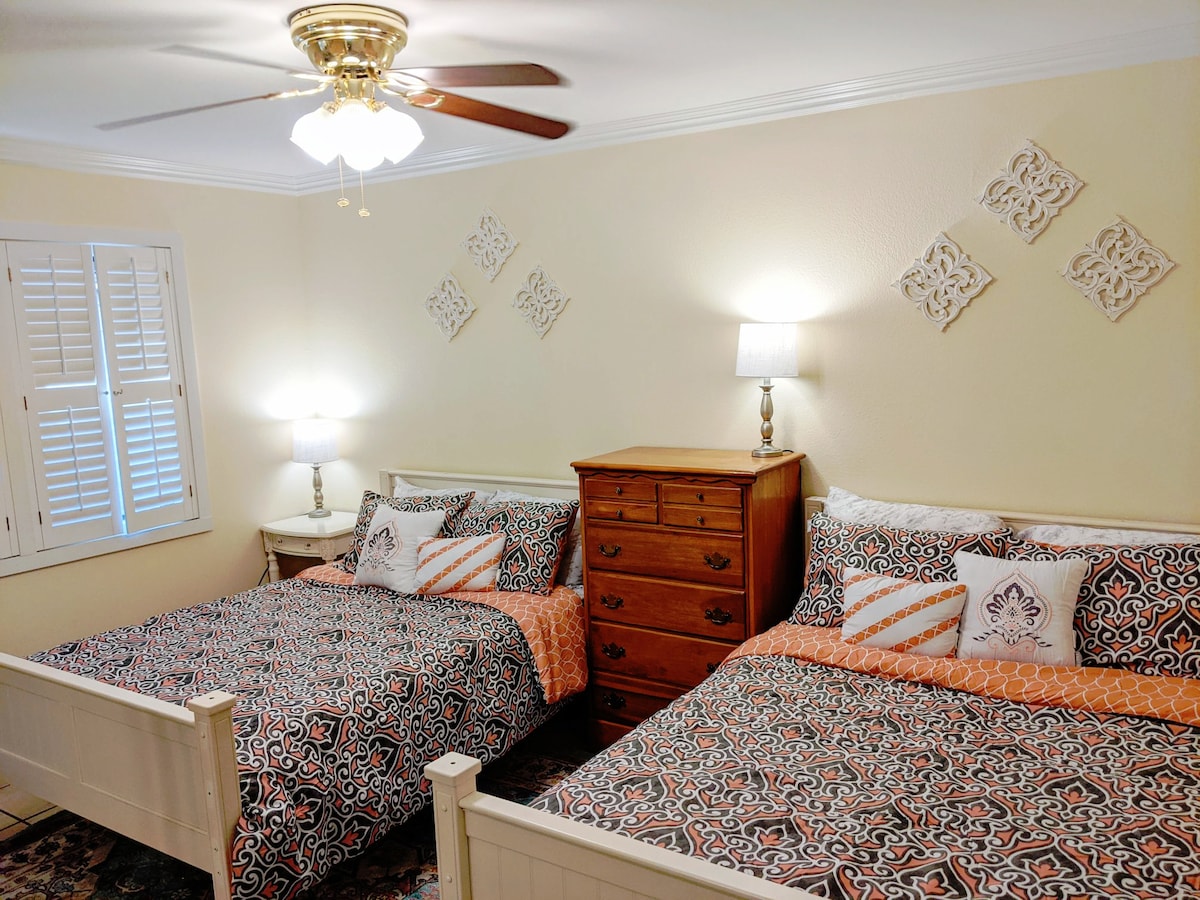 Dos camas de tamaño completo. 