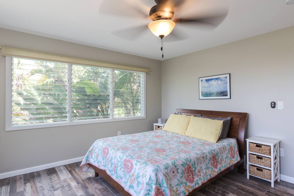 Bedroom with queen size bed, fresh linens, natural light and fresh Hawaiian air