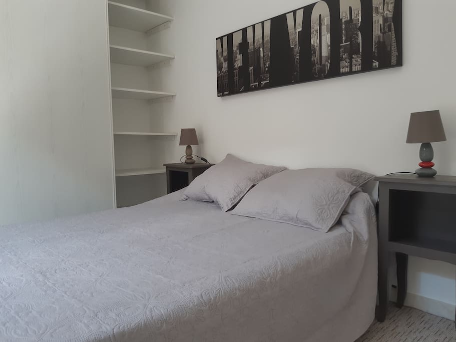chambre avec grande armoire murale