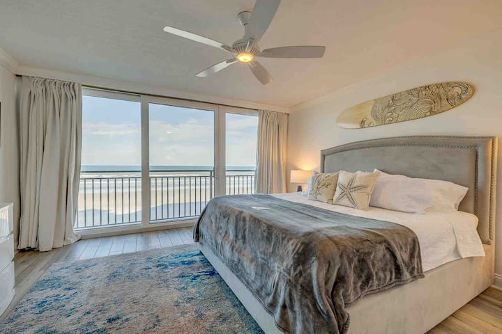 King Master bedroom with a direct ocean view/balcony