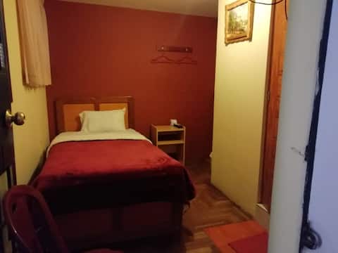 Room| Private bathroom | 10' to the Airport | 1 person