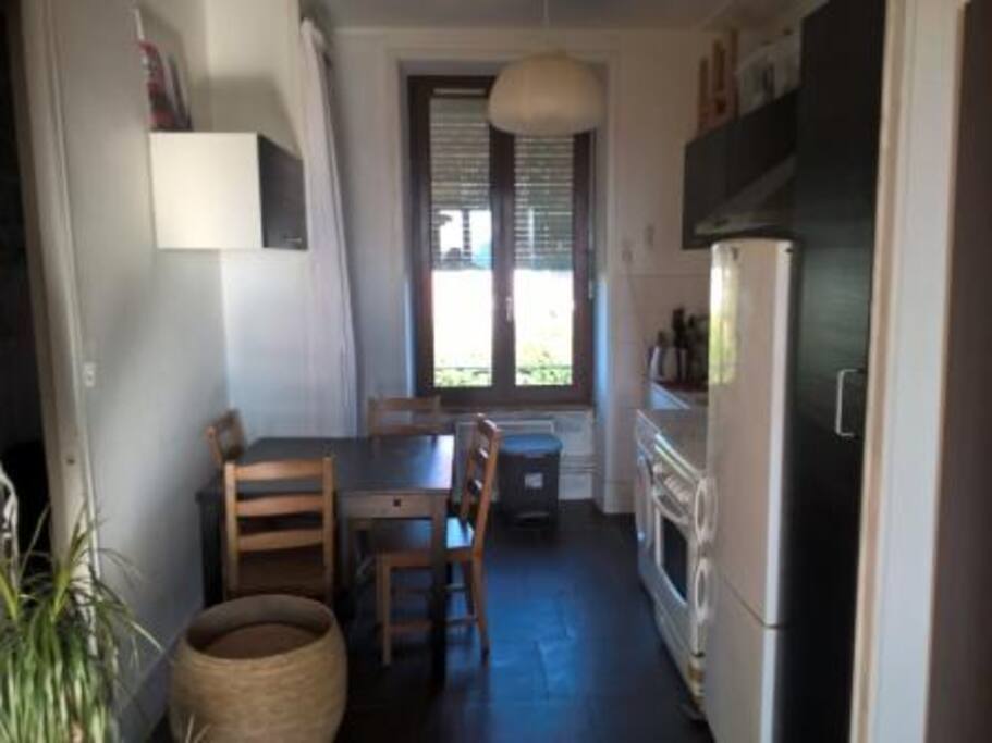 La cuisine, avec une table à rallonges et 4 chaises.