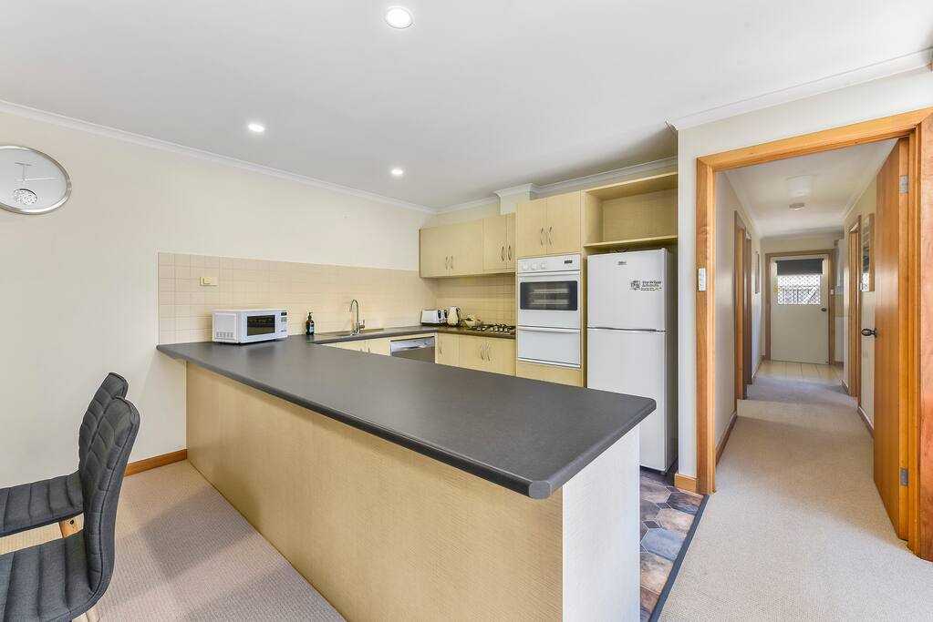 Full Kitchen Facilities including all crockery and tea towels.
