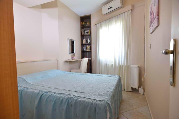 Chumba cha kulala cha watu wawili chenye starehe kinachotoa faragha na mapumziko ya utulivu baada ya siku yenye shughuli nyingi.