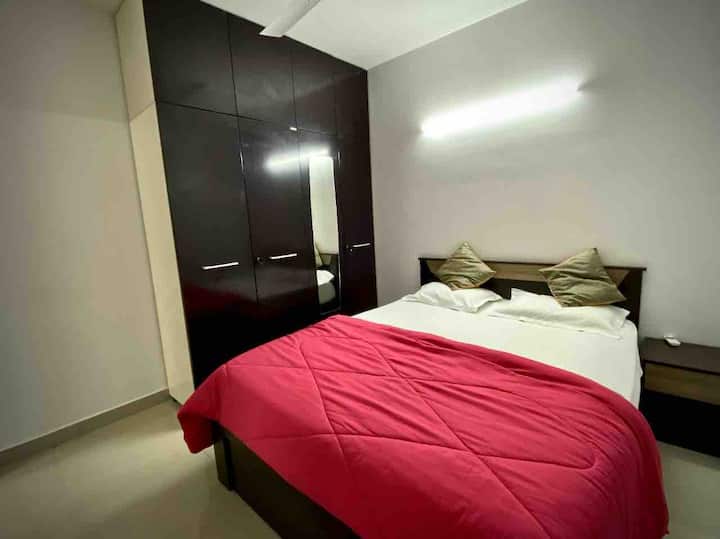 配有標準牀和衣櫃的第二間臥室…… 
當然，別忘了空調！ 

完全讓我想像嬰兒一樣睡覺！