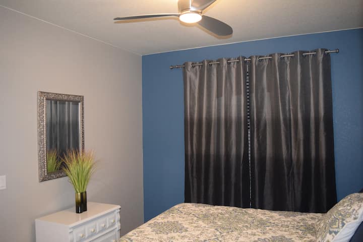 Спална соба со поглед на завесите за затемнување на собата. 