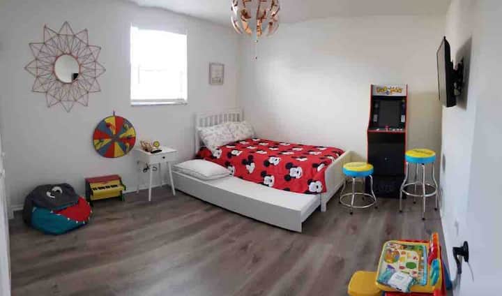 Თამაშების ოთახი 2 ორსაწოლიანი საწოლით 