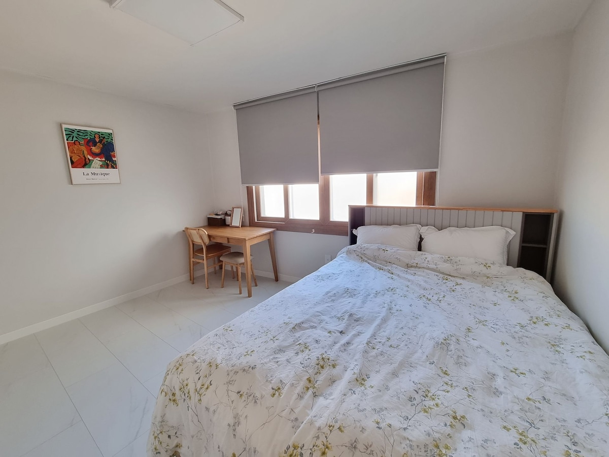 Kubwa na joka la Yeongdo Geoji:)

Ni kitanda na matandiko ambayo nilichagua kwa umakini wangu mwenyewe, ambayo ni ngumu sana kuchagua kwa kulala!
Ondoka kwenye sehemu ya kulala!
Kuna bandari ya USB, kwa hivyo unaweza kutumia simu yako na kutumia kifaa bila malipo.

Ukubwa mzuri zaidi wa godoro la Eurohite la ukubwa wa mfalme
Matandiko pia yameandaliwa kwa ubora wa hali ya juu kama kitanda cha hoteli! Uingizwaji wa kitanda pia hufanywa kikamilifu kulingana na sheria za usafi na karantini! 

Meza ya kusudi nyingi pia inapatikana mahali pa biashara na chumba cha poda ^ ^