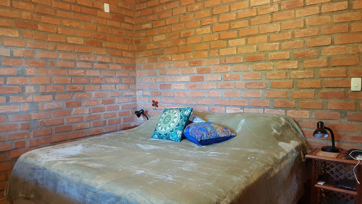 Cama Super King size em quarto/ Super King size bed  in afortable andacious