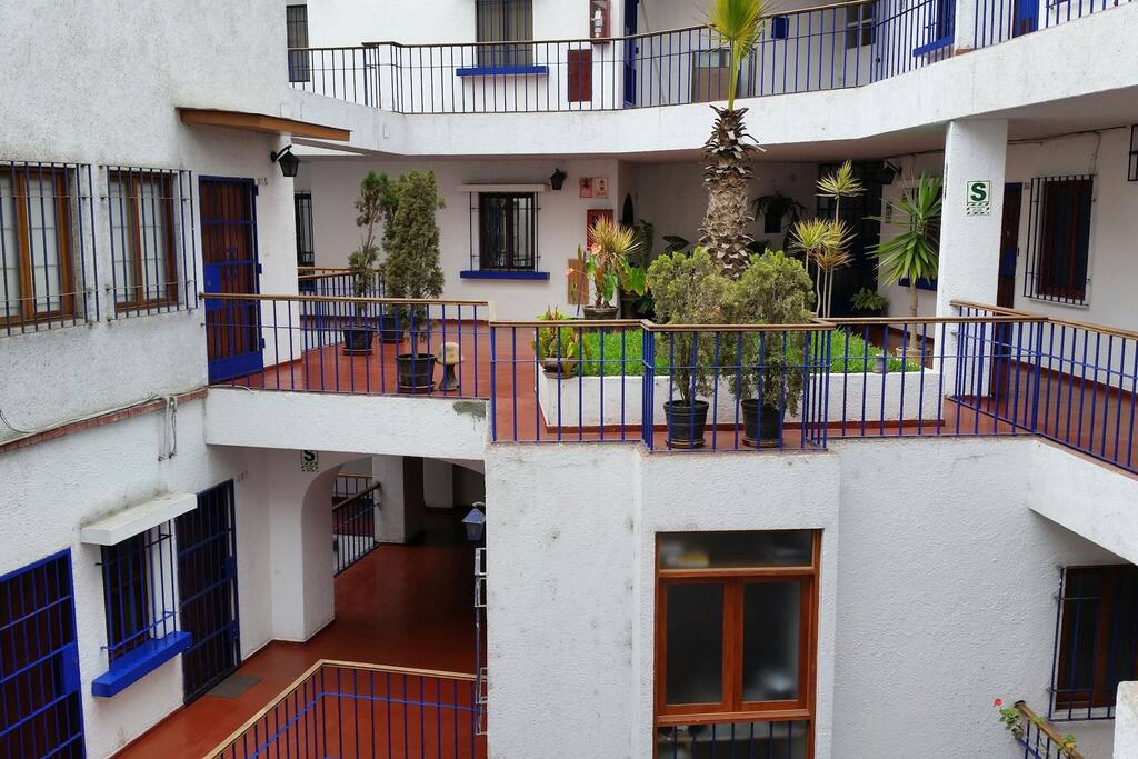 Nice internal view with gardens.
Linda vista interna con jardines.