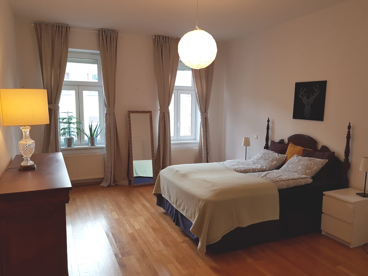 חדר שינה עם מיטה זוגית/
חדר שינה עם מיטת קינג סייז