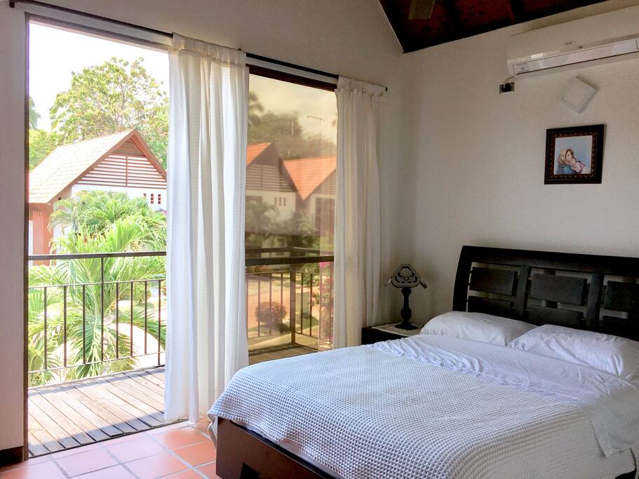 Dormitorio 1 con baño privado, TV y aire acondicionado