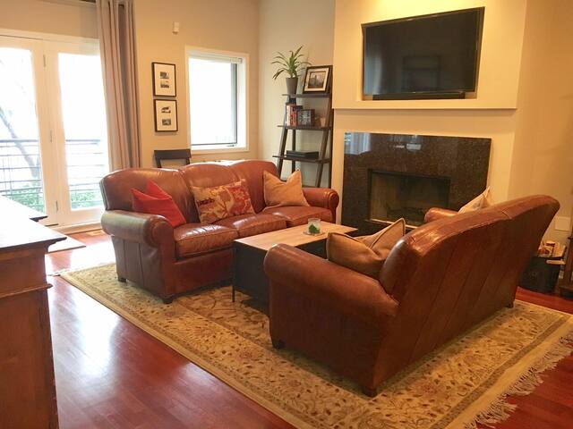 Lovely 3/2.5 duplex in Wicker Park area gallery image 2