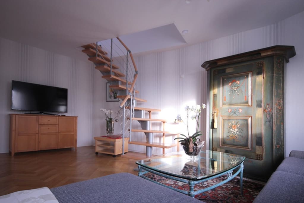 Stilvolles, helles Wohnzimmer
