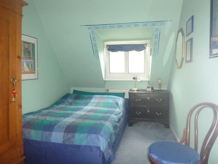 Schlafzimmer 3, im Obergeschoss, ein Bett, 1,40 m breit.