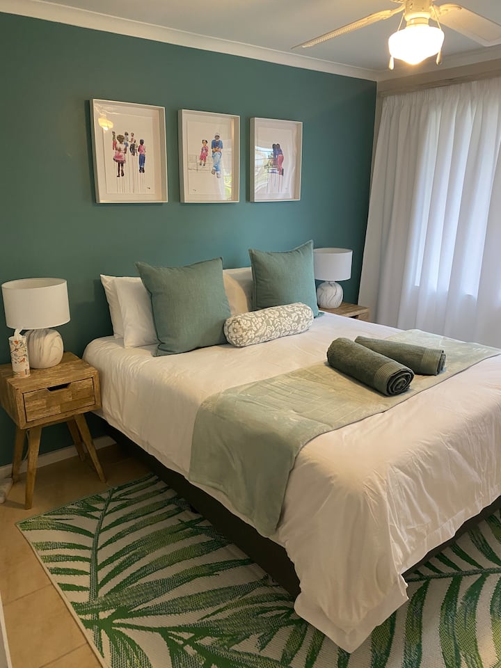 2. spavaća soba:  Osvijetljeni i prozračni bračni krevet s prekrivenim zavjesama.