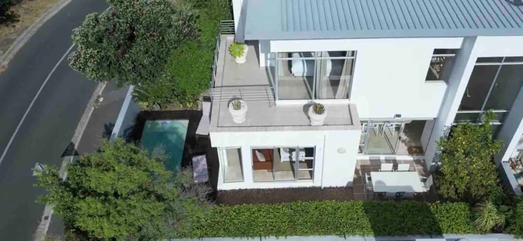 Pool, garden, BBQ, close to beach, battery back-up