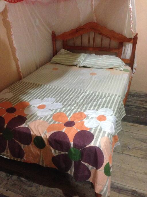 colchones dobles con sabanas, almohadas y mosquiteros