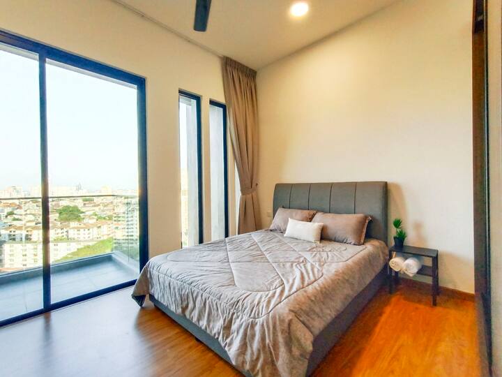 Izba s hlavnou posteľou 
- 1 veľká manželská posteľ 
- 1 klimatizácia 
- 1 stropné ventilátory
- S balkónom 
- Pripojená kúpeľňa