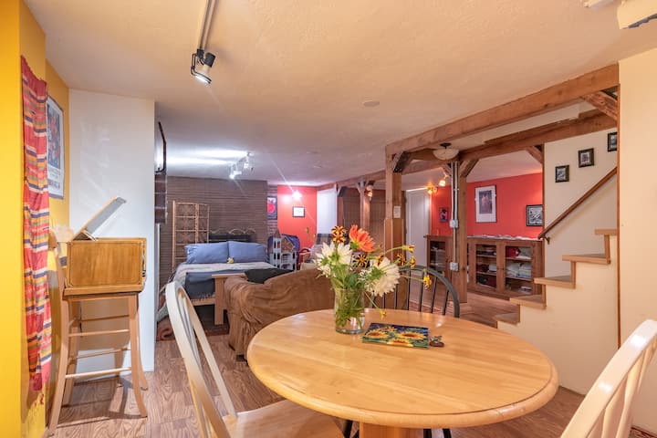 Cosy Basement Apt on East Mt Tabor! City Permitted