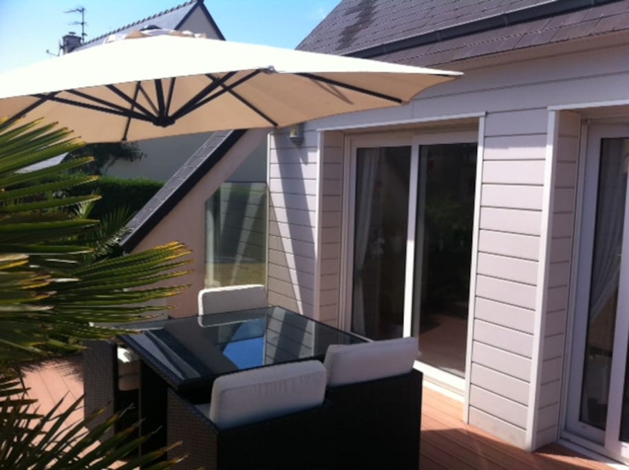 équipement de la terrasse parasol et salon confortable 8p