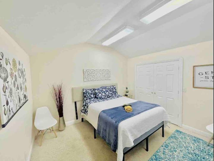 4つ目の寝室、クイーンサイズベッド、ロングクローゼット、家から離れています。