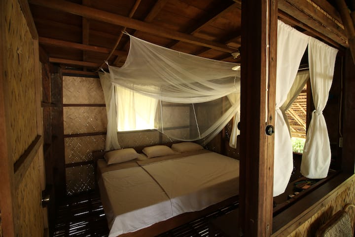 Room 1 : 2.5m wide bed. Perfect for parents w babies.