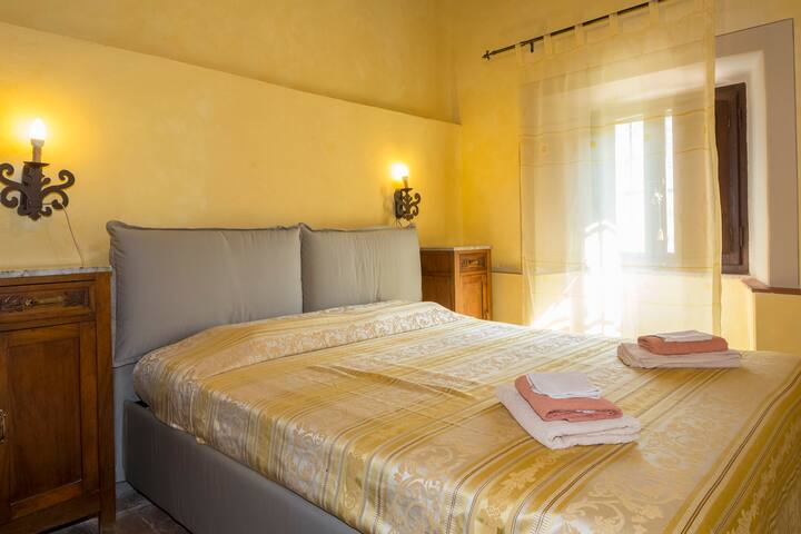 dormitorio n .º 1 con  1 cama doble.