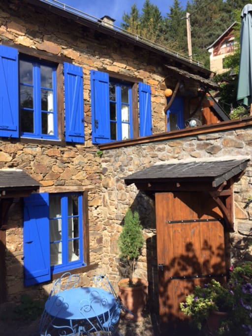 La maison bleue et ses deux terrasses