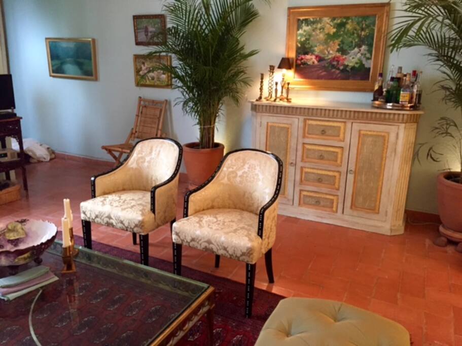 Parisian inspired decor, plenty of seating.