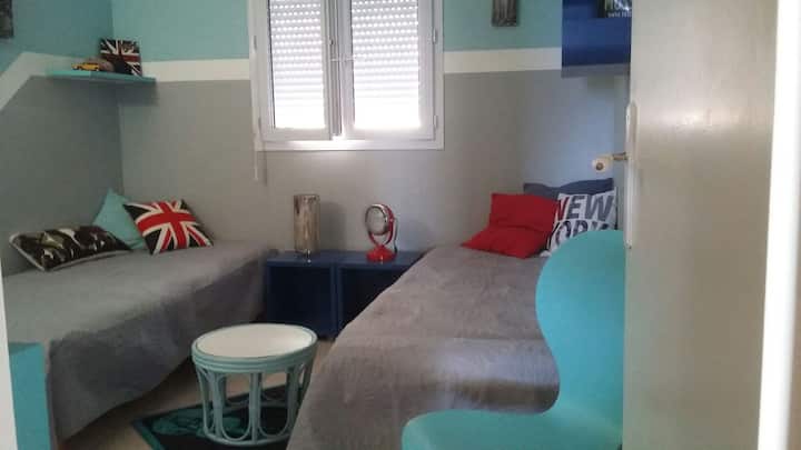 带2张单人床+衣柜的房间