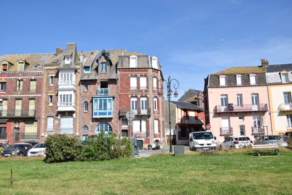 Les abords de l'appartement avec de nombreuses places de stationnement disponibles et gratuites !