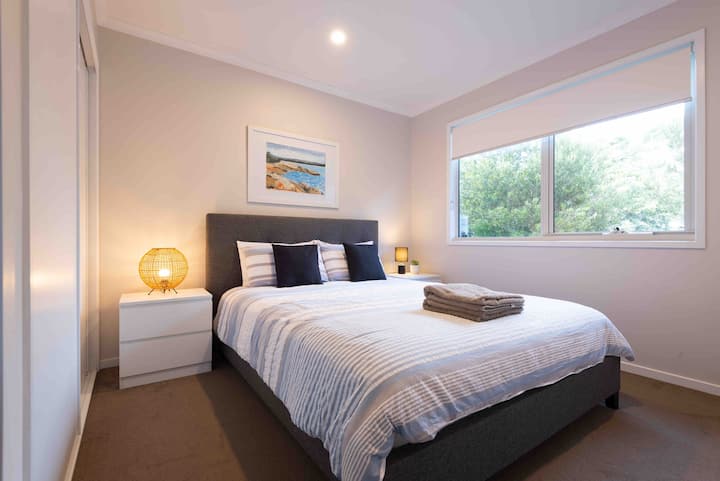 Bračni krevet s dodatnim jastucima i pokrivačem u ormaru. Sjenila za zamračivanje kako biste mogli dobro spavati.