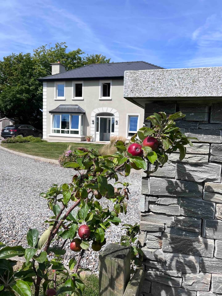 Luxury 4 bedroom house with majestic sea-view.